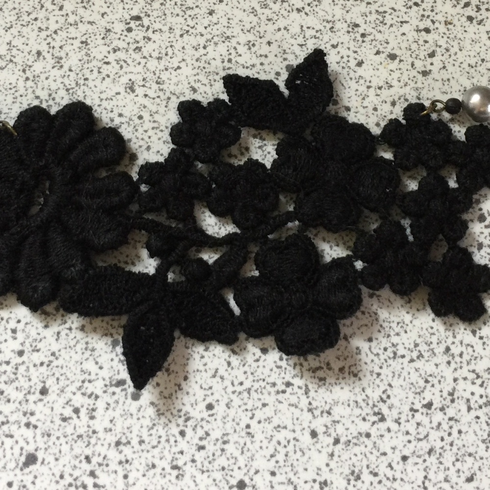 Choker with lace pendant